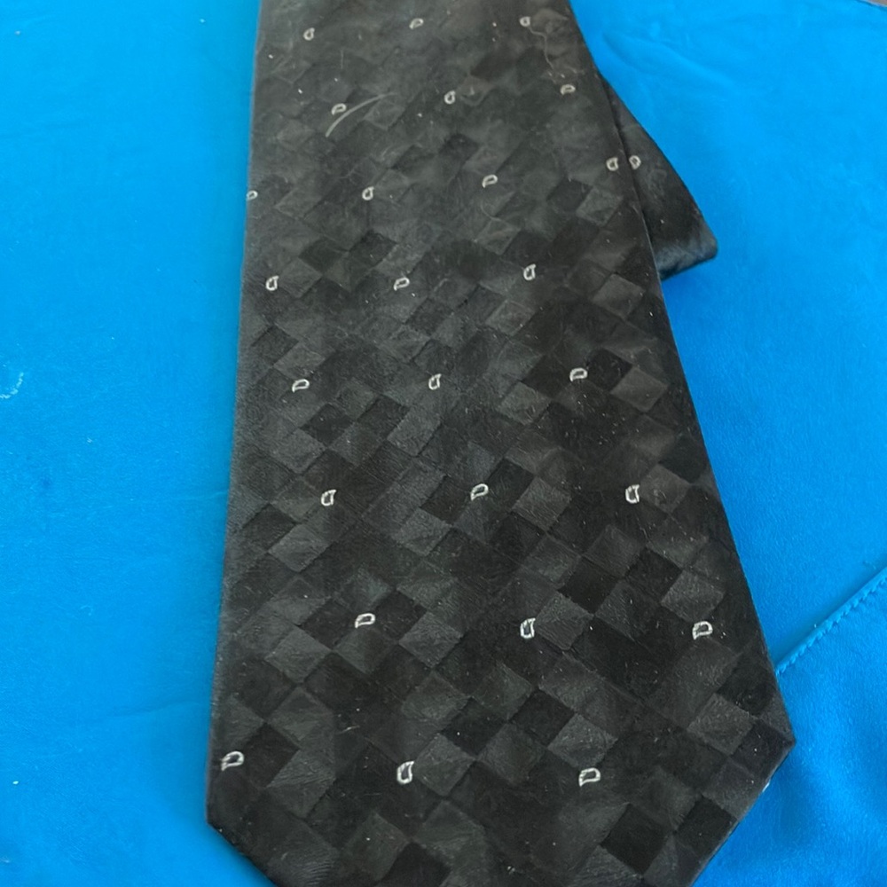 FINAL MARKDOWN J ferrar Elegant Black Patterned silk Tie
